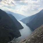 Akrafjorden Nature As Bed & Breakfast